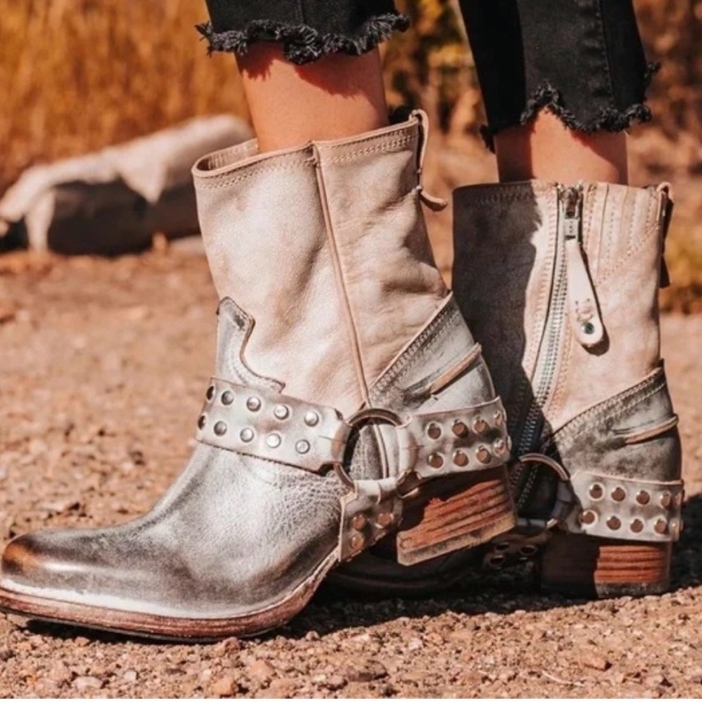 Freebird ICE MULTIPLE RAMONE studded leather boot. Size 6. Worn twice